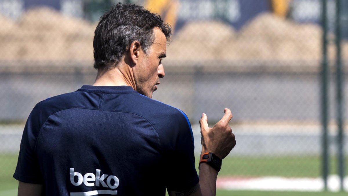 Luis Enrique, tècnic del Barça, donant instruccions durant l’entrenament d’ahir a la Ciutat Esportiva.