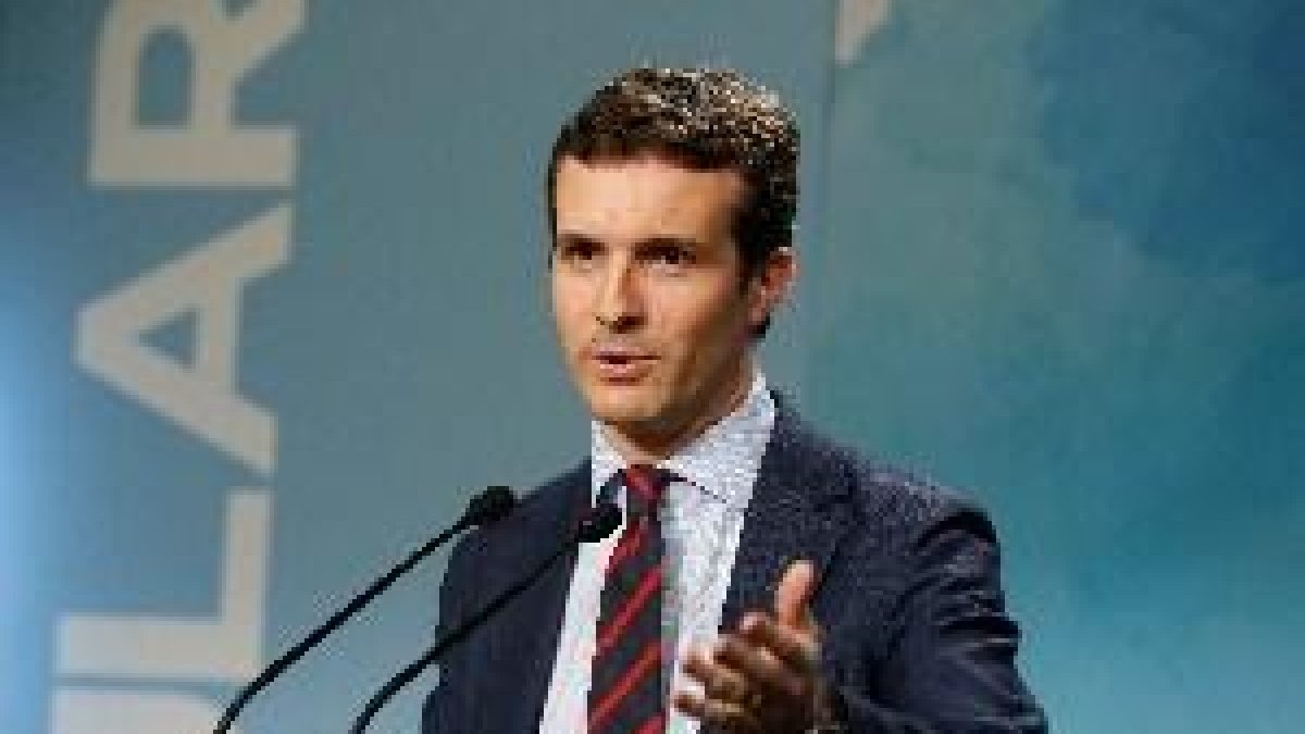 Casado muestra toda la documentación de su máster, que hizo para un doctorado