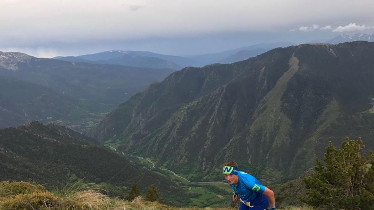 El corredor de Àreu, Iu Escolà, que conquistó recientemente el título estatal promesa, en plena subida.