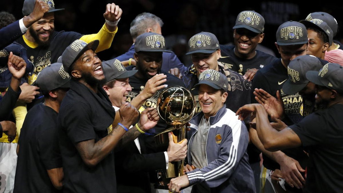 La plantilla dels Warriors, en el moment de rebre el trofeu.