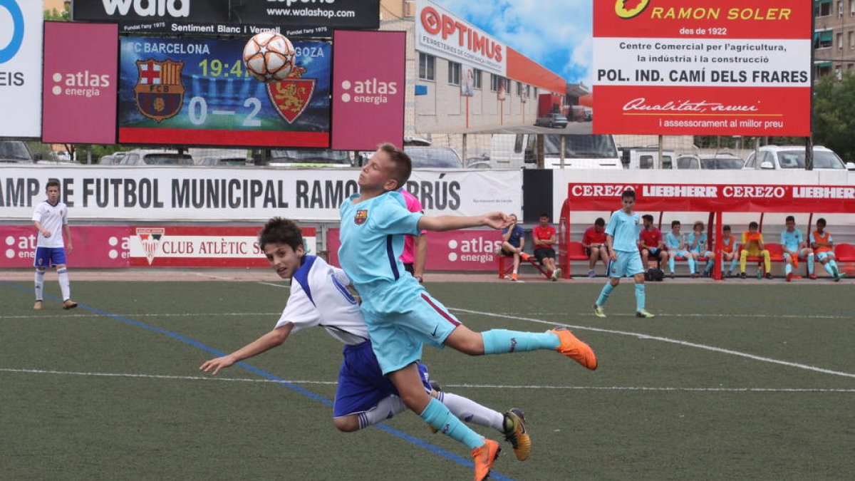 Una acción espectacular durante el partido entre el Zaragoza, que fue el campeón, y el Barcelona.