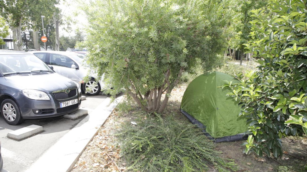 La tenda era al mig de l’aparcament proper a la passarel·la dels Camps Elisis.