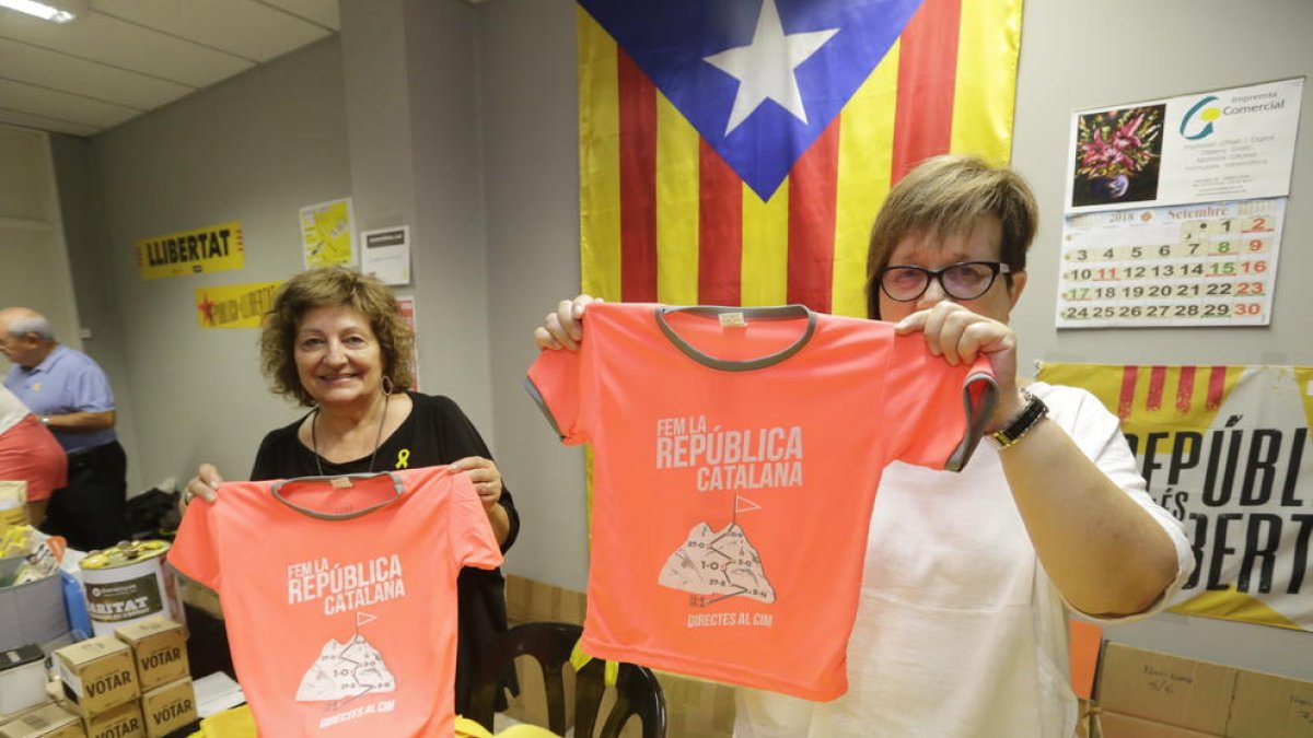 Las dos últimas camisetas que quedaban ayer por la tarde en la sede de la ANC de Lleida.
