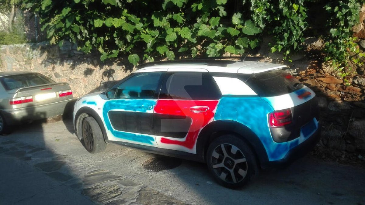 Denuncien pintades en un cotxe a Coll de Nargó