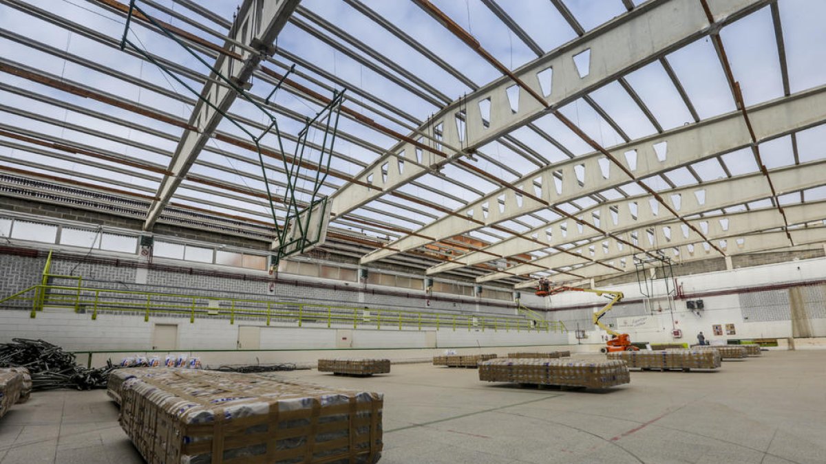 El pabellón de La Bordeta, cuando retiraron la cubierta de uralita.