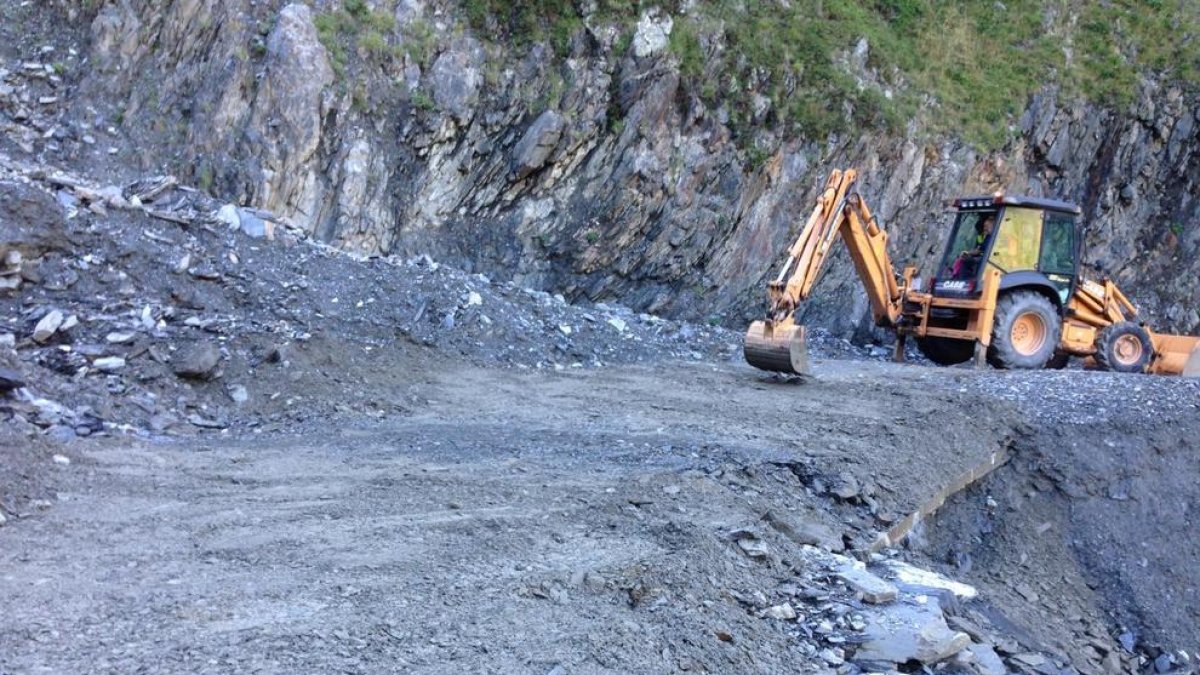 Retirada de rocas el sábado en Bagergue, donde volvieron a caer la noche del domingo.