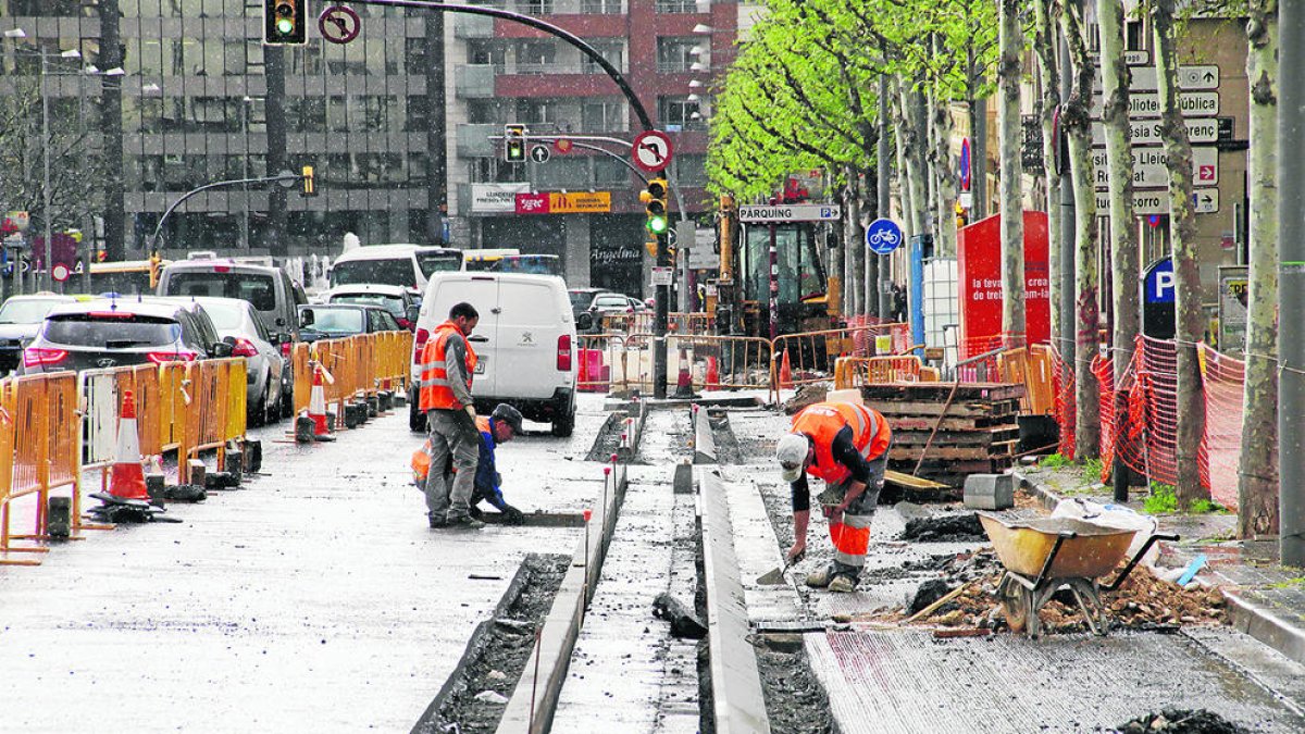 Protección para el carril bici de la rambla de Aragón