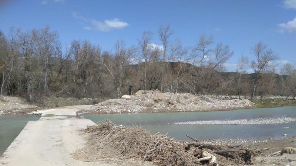 La grava i sediments en el pas de Tercui sobre el riu.
