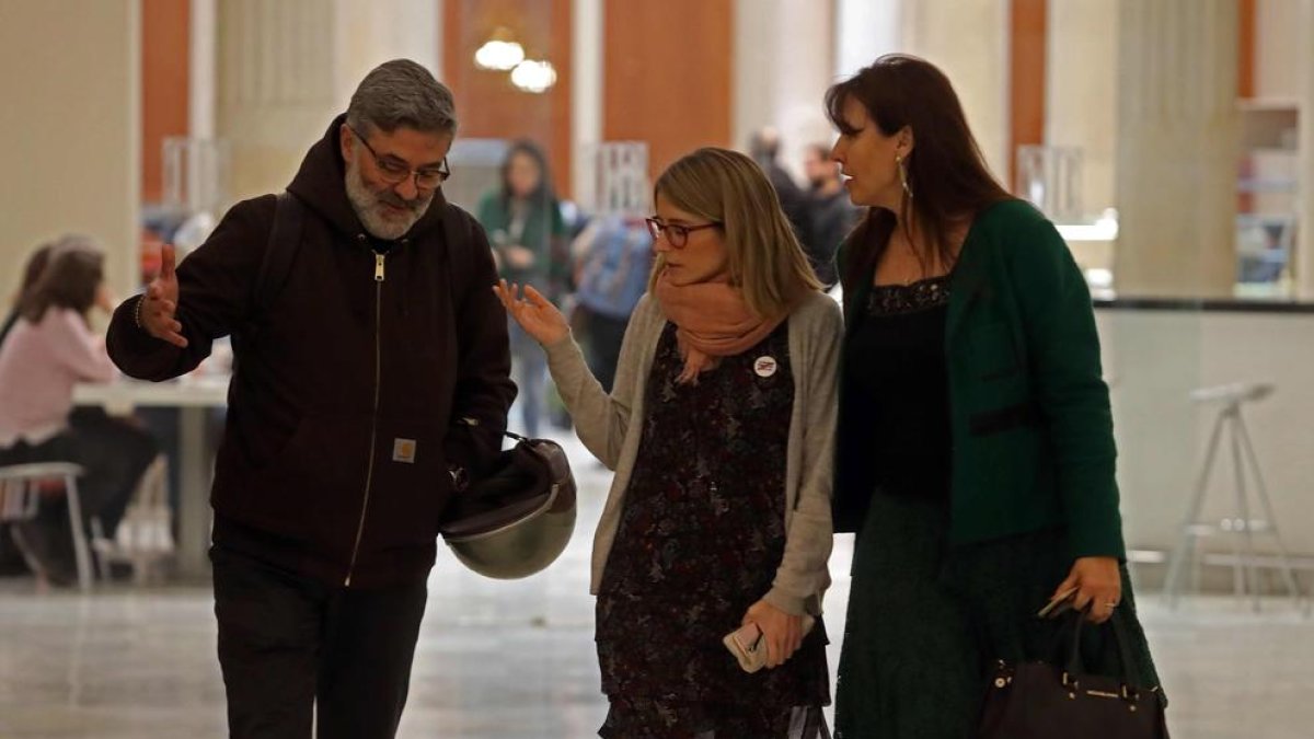 Les diputades de JxCat, Elsa Artadi (c) i Laura Borràs (d) parlen amb el diputat de la CUP, Carles Riera (i) als passadissos del Parlament