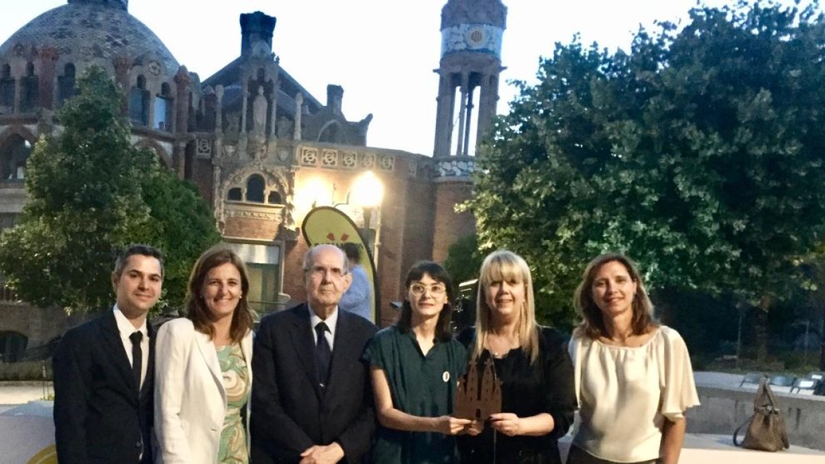 Al centre, Manuel Roure i, a la seua esquerra, Núria Baldrich i Núria Roure, a l’entrega del premi.