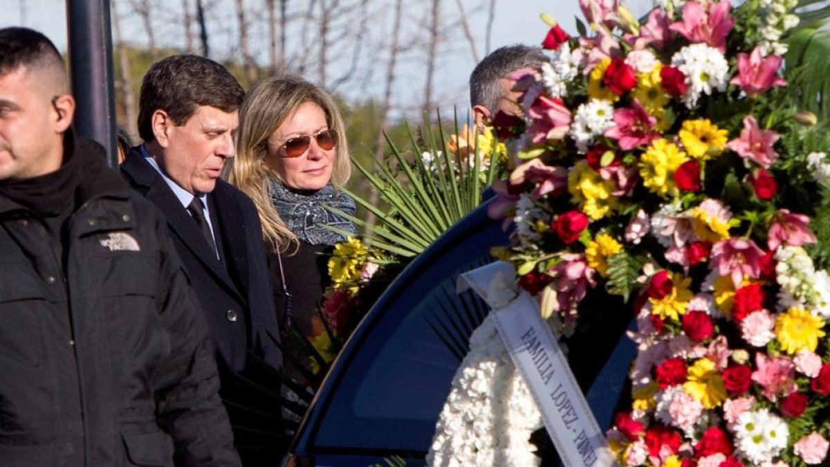 Los padres de Diana Quer a la salida del tanatorio.