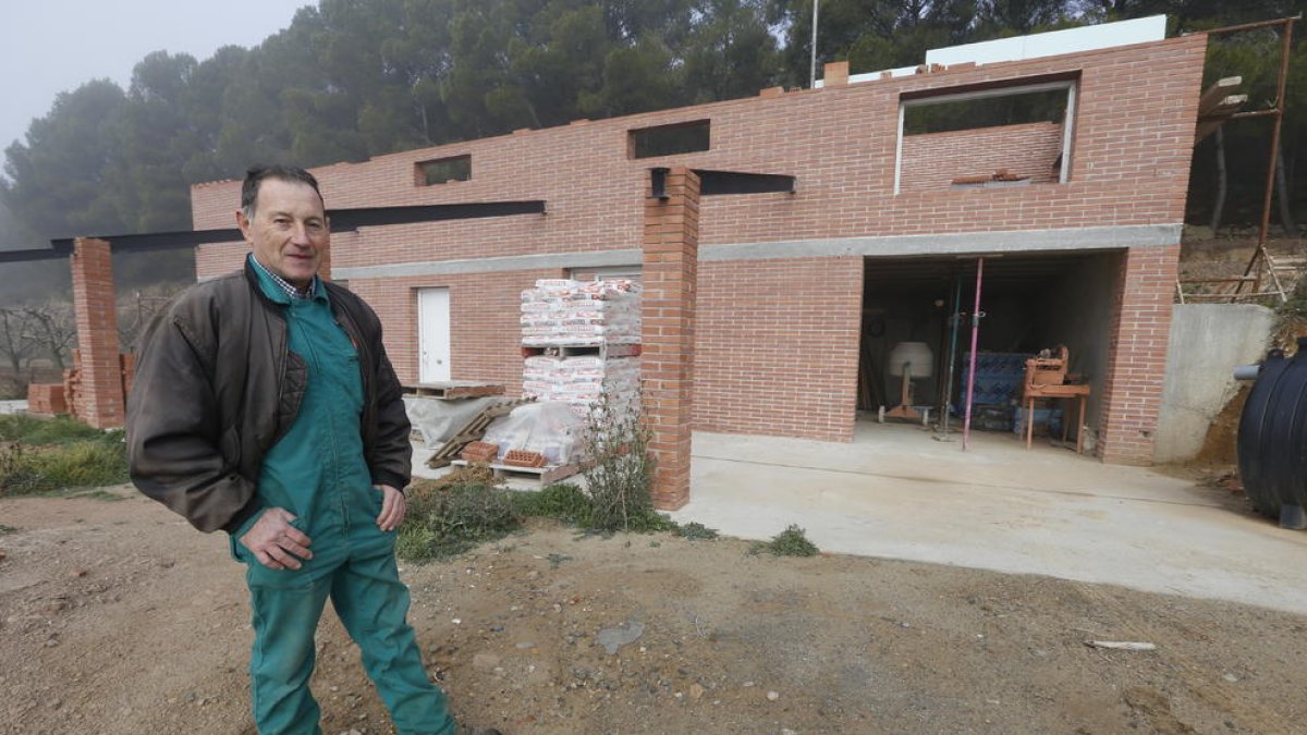El concejal cesado, en su finca junto a la construcción inacabada, cuyas obras están paralizadas.