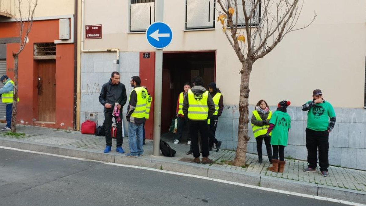 Membres de la PAH, davant del bloc del carrer Alsamora, abans que hi arribés la comitiva judicial.
