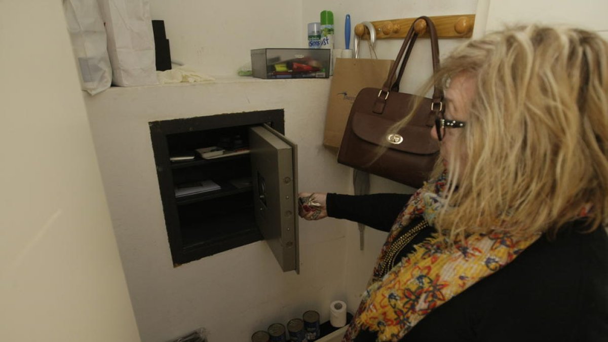 La presidenta del club mostraba ayer la caja fuerte donde robaron el pasado fin de semana.