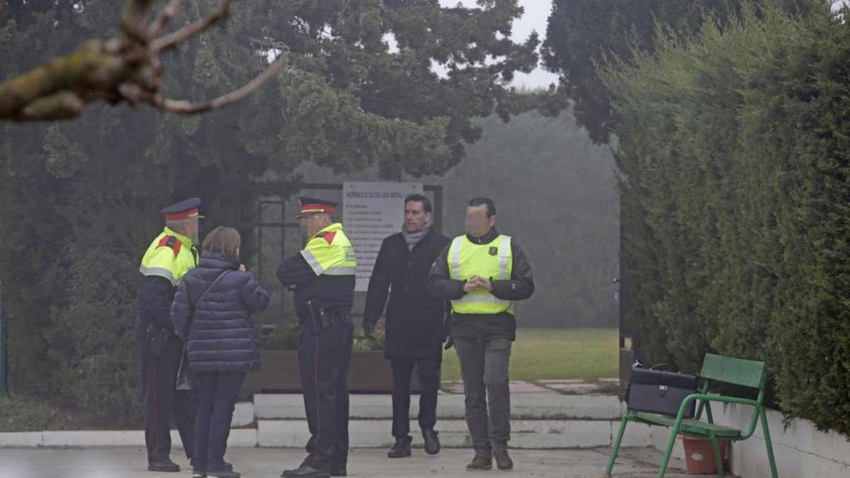 Parte de la comitiva judicial y de los Mossos d’Esquadra ayer en la reconstrucción en la entidad.deportiva.