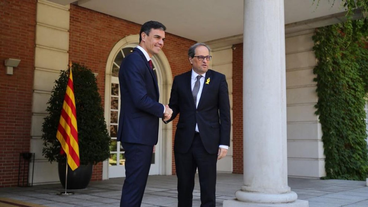 Pedro Sánchez i Quim Torra es van saludar amb aquesta encaixada davant dels periodistes a la porta de la Moncloa.