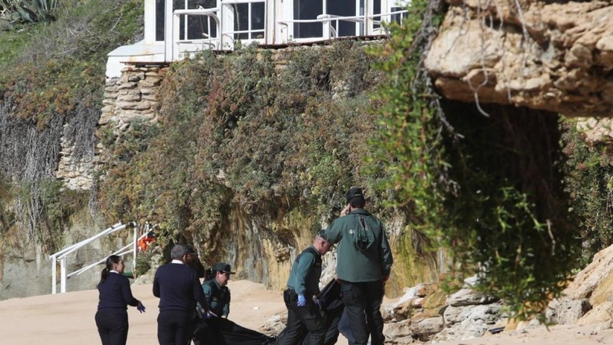 Imagen del traslado del último cuerpo recuperado de la patera naufragada en Barbate.