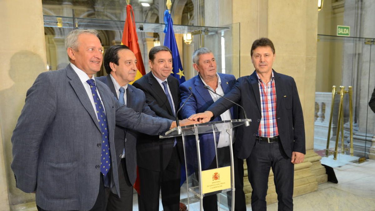 Imatge dels signants del document amb el ministre d’Agricultura, Luis Planas.