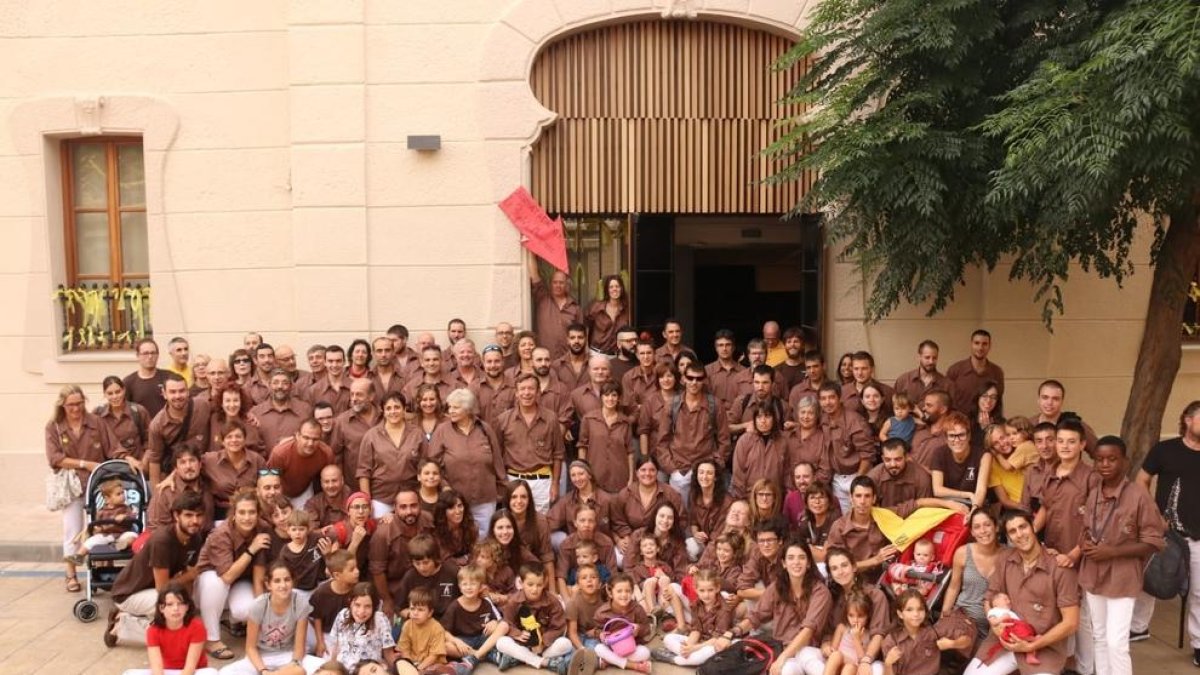 Fotografia de grup de la colla castellera després de l’actuació dissabte passat durant els actes previstos per celebrar la festa major de Guissona.
