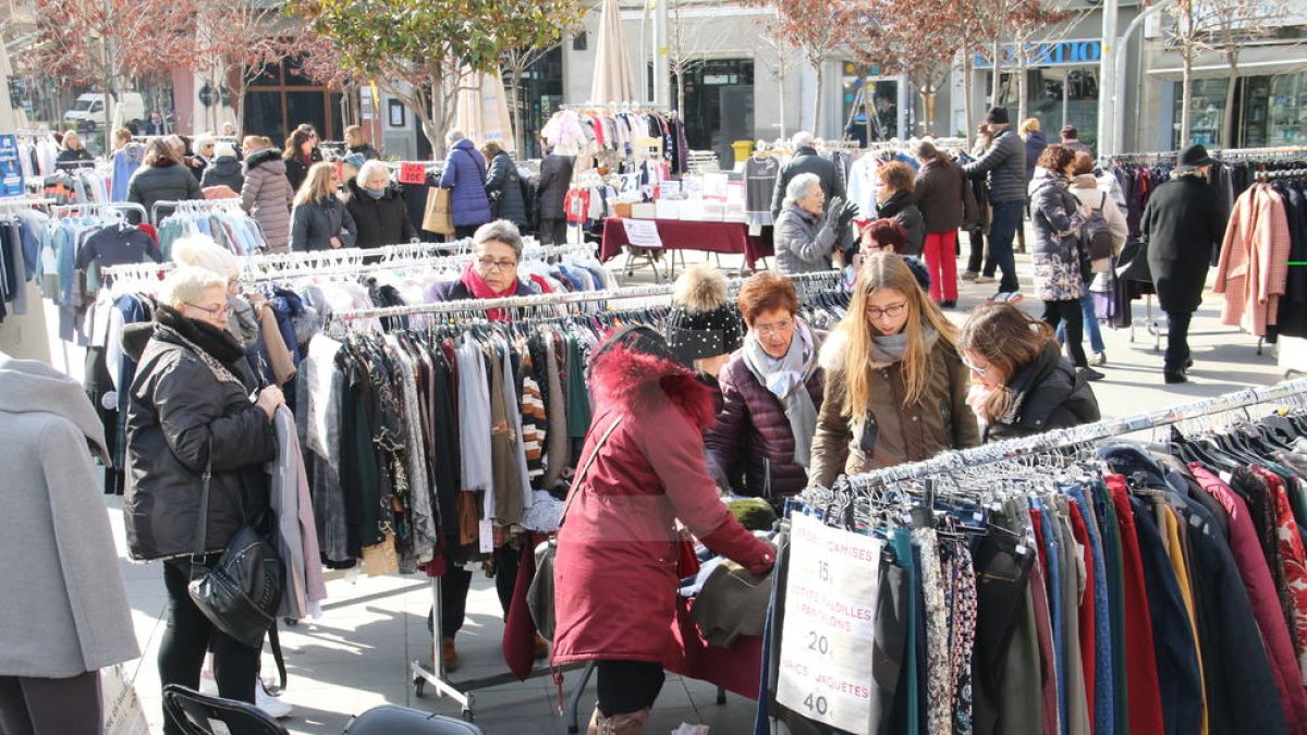 Imatge d'arxiu d'una edició anterior del Mercat de les Rebaixes a la Zona Alta.