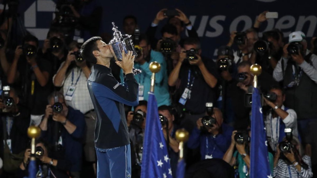 El jugador serbio levanta el trofeo del Abierto de Estados Unidos que ganó ante Del Potro.