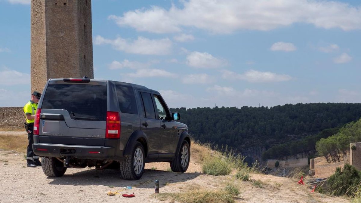Agentes de la Guardia Civil recrean los hechos del miércoles en el pantano de Henchideros, en Alarcón.