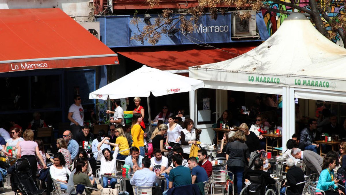 Clients a la terrassa d’un bar de la ciutat.