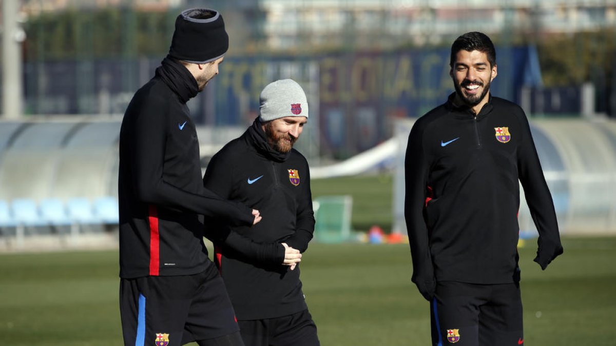 Piqué, Messi i Luis Suárez, durant l’entrenament.