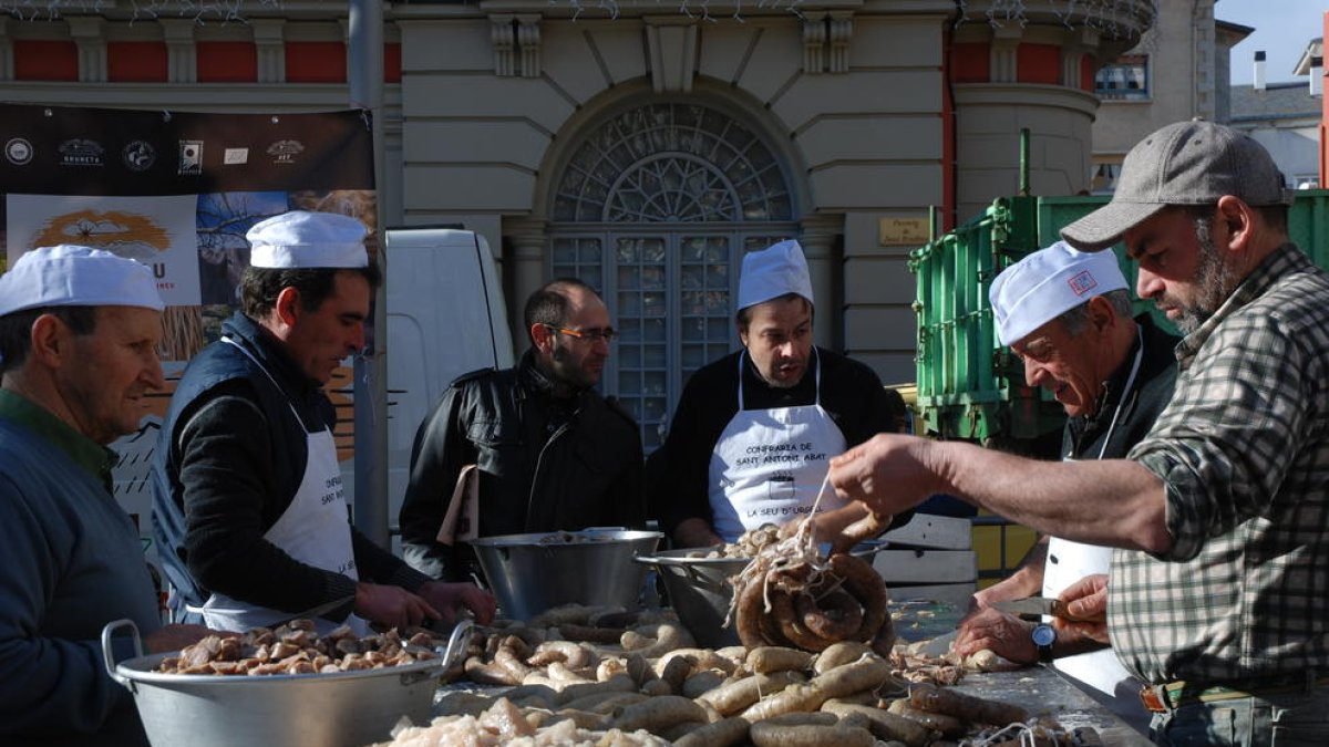 La Germandat és l’encarregada de preparar la tradicional escudella de Sant Antoni.