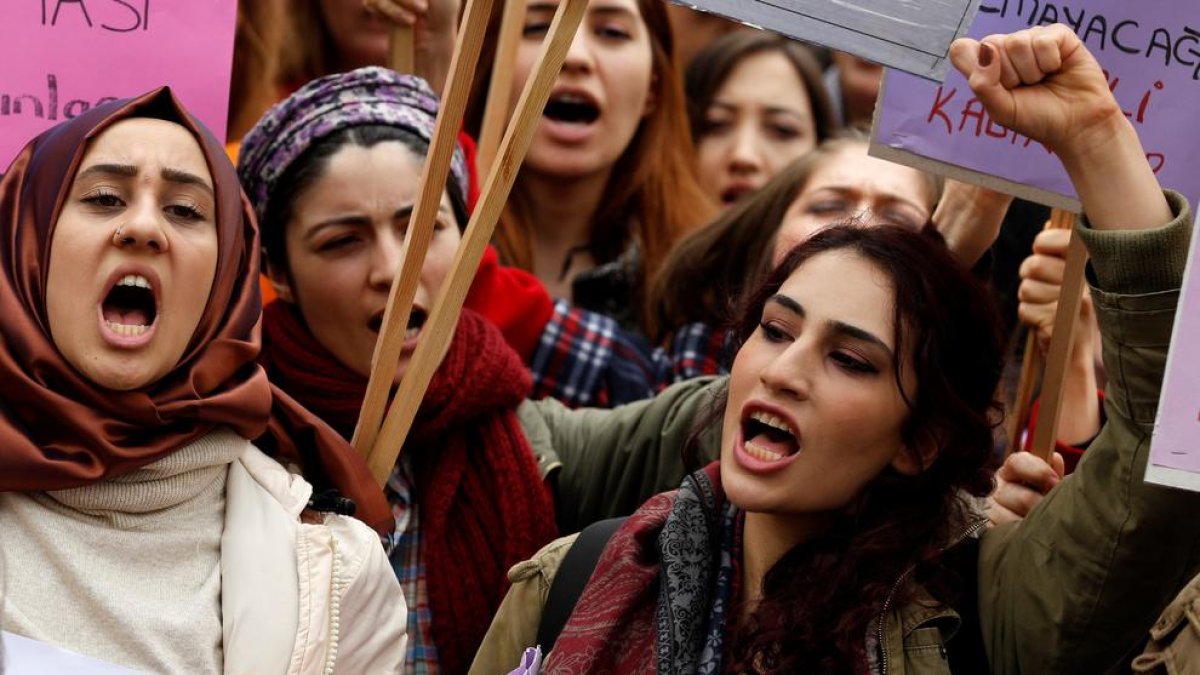 Marcha multitudinaria en Turquía  -  Miles de mujeres se concentraron ayer en la calle Istiklal, en Estambul, en la que fue la primera manifestación permitida por el Gobierno en un año. Las fuerzas de seguridad acordonaron la plaza Taksim, punto ...