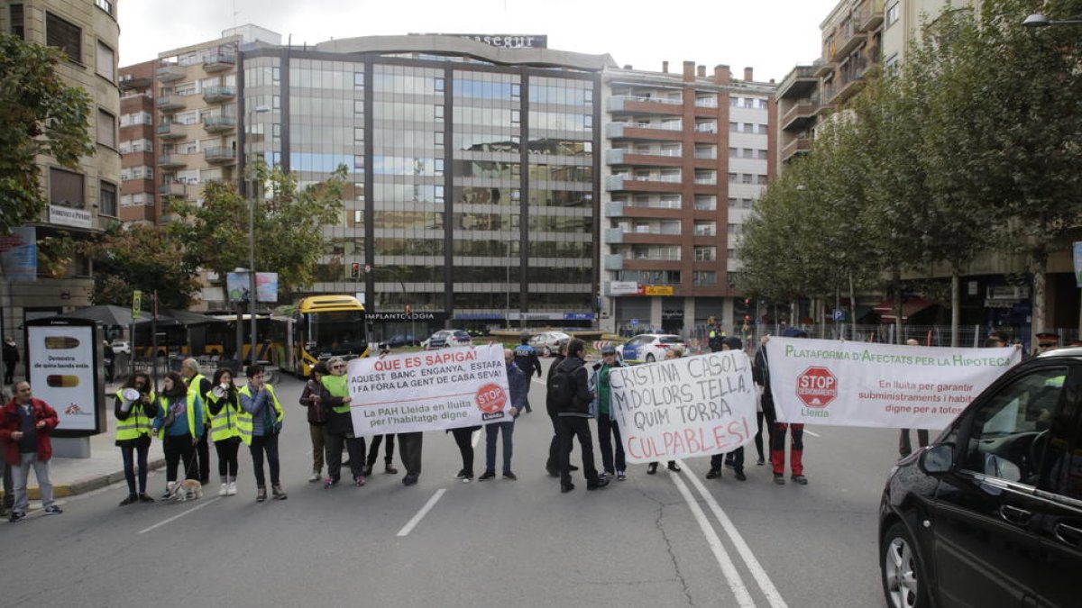 La PAH talla rambla d’Aragó per defensar una família okupa