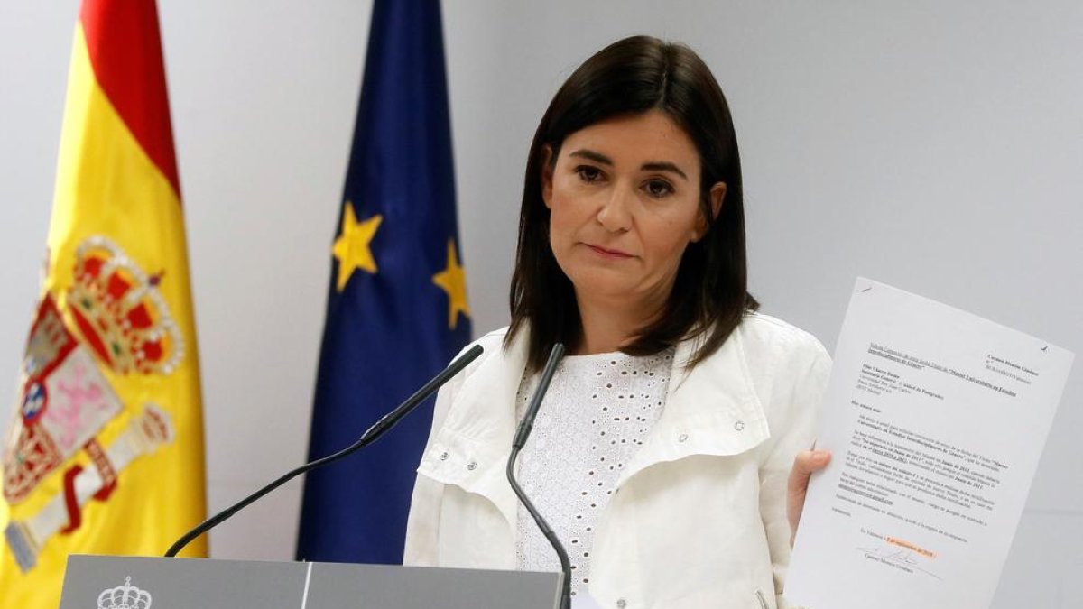 La ministra de Sanidad, Carmen Montón, exhibiendo documentos de su máster, ayer.