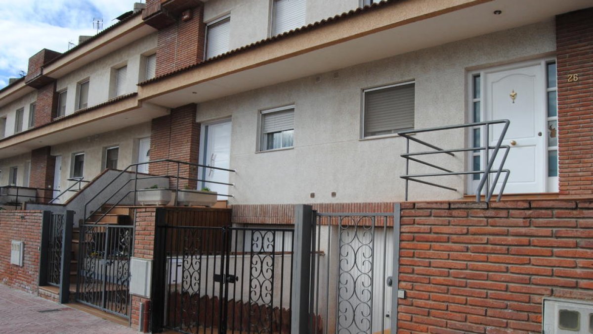 Imagen de la vivienda en la que ocurrió la agresión. A la derecha la puerta con el cristal roto.