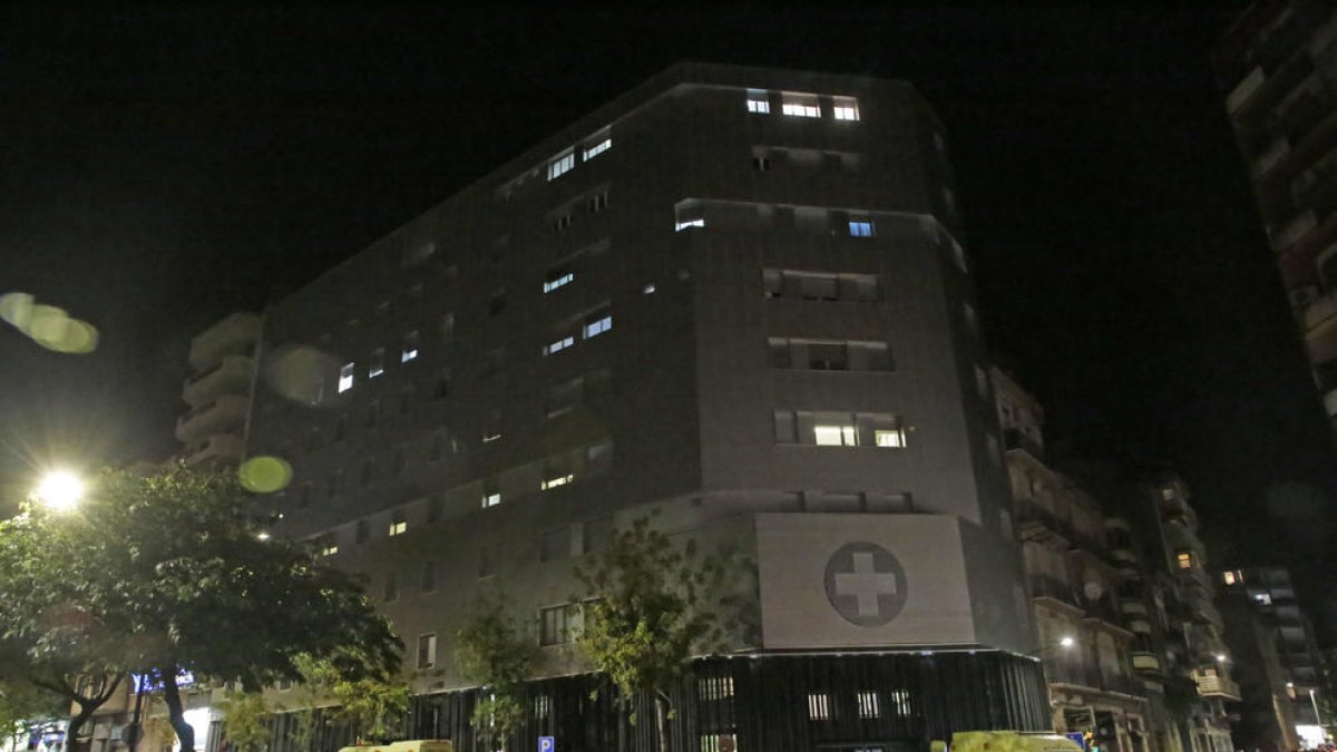 Ambulàncies van traslladar ahir els primers pacients a altres centres.