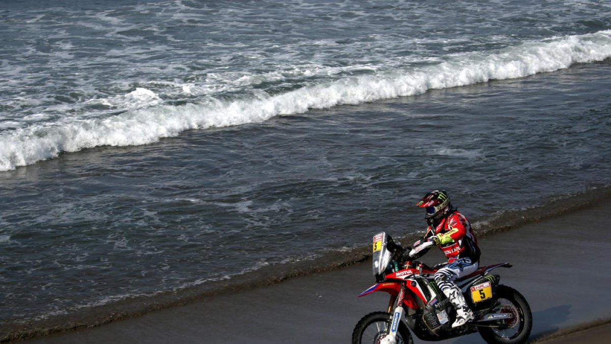 Joan Barreda durante la quinta etapa del Dakar 2018, entre San Juan de Marcona y Arequipa.