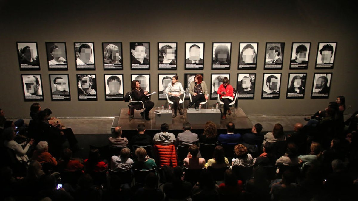 La obra censurada de ARCO sirvió de fondo de la mesa redonda sobre libertad de expresión y represión.