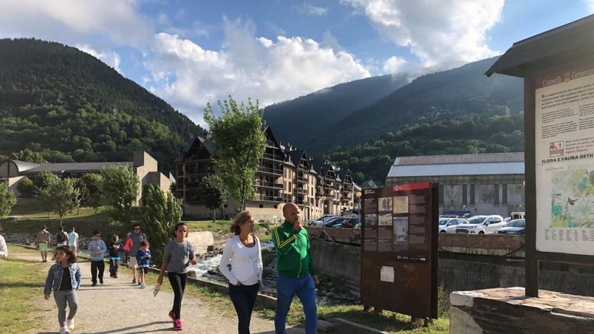 Imagen de turistas caminando ayer por Vielha.