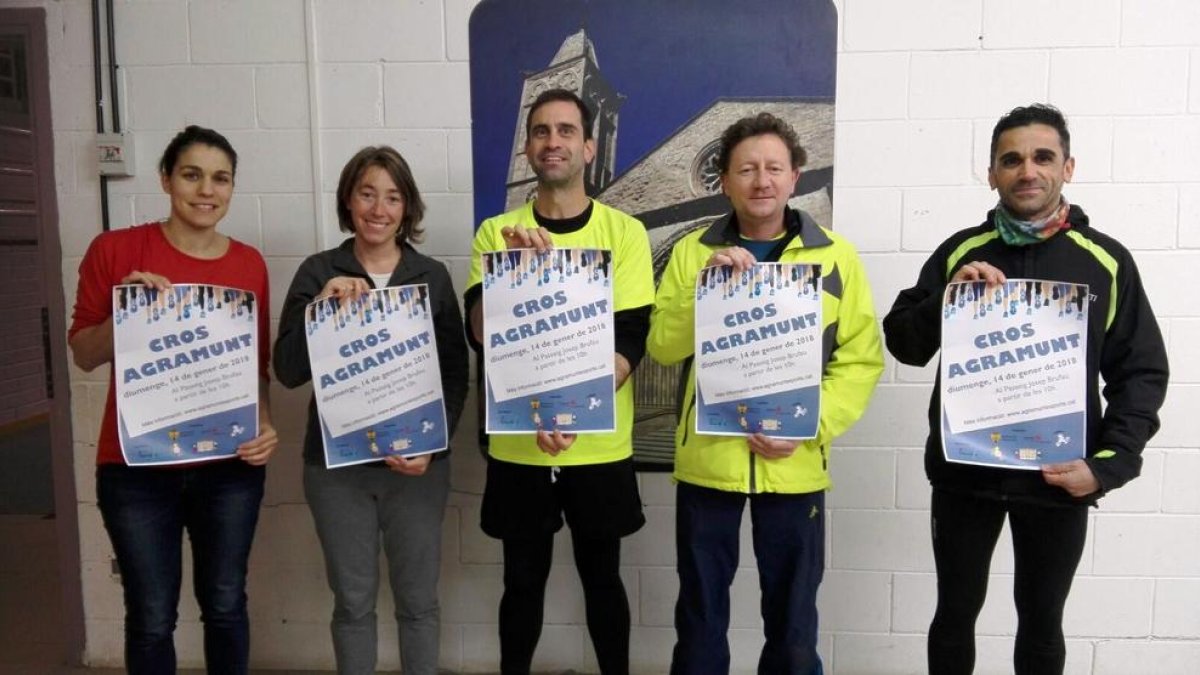 La regidora Montse Canes i membres d’Ampes i club Escatxics.