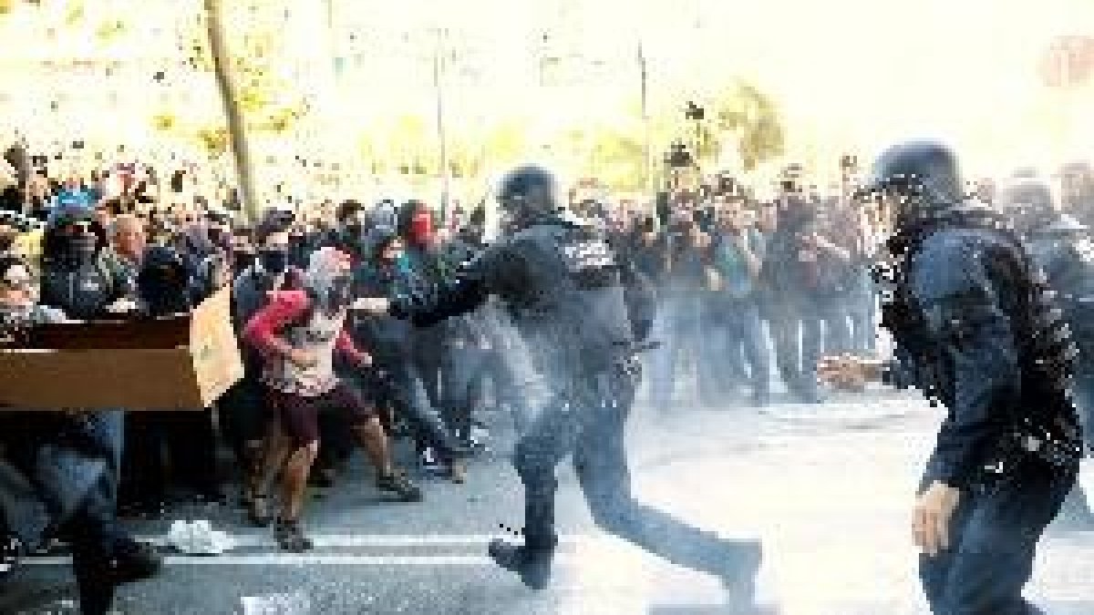 Els Mossos carreguen contra CDR que intentaven arribar a la manifestació de policies