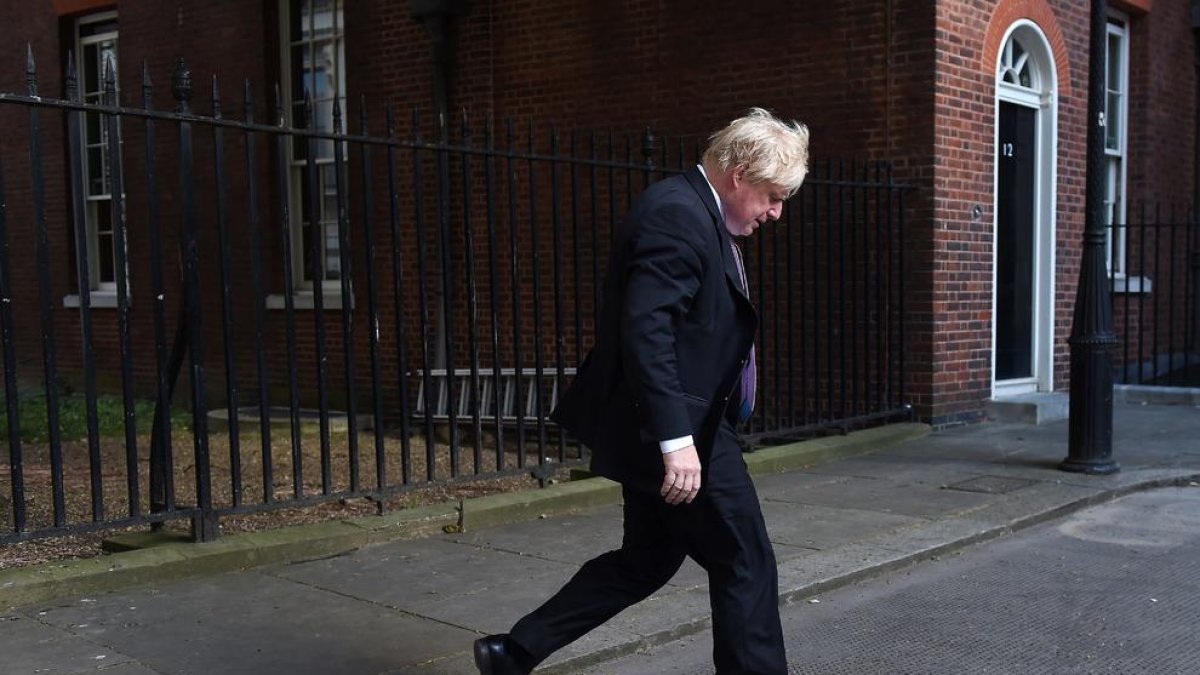 El ministro de Exteriores, Boris Johnson, abandona Downing Street tras el Consejo de Ministros.