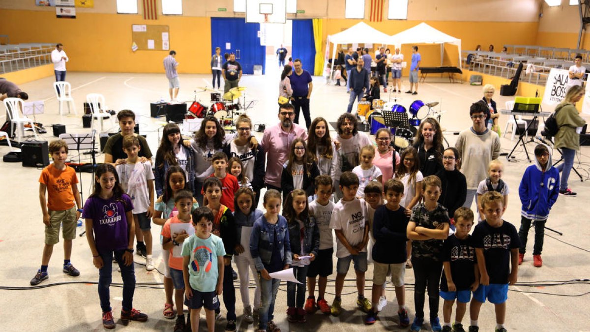 Los más pequeños ensayaron ayer la canción ‘Badlands’, que interpretarán en el festival.