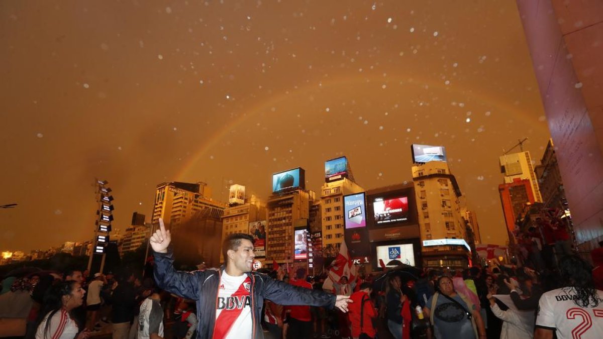 Seguidors del River Plate celebren el triomf del seu equip a Buenos Aires.
