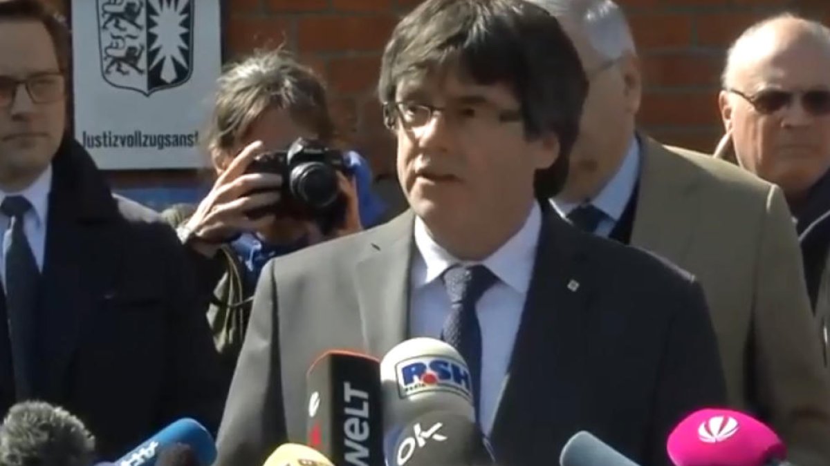 Puigdemont sale de la prisión