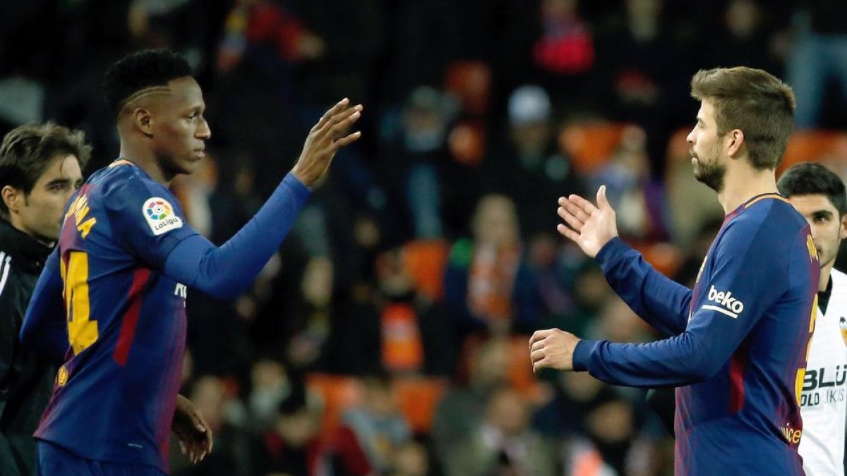 Yerri Mina hizo ayer su debut con el Barça al sustituir al Gerard Piqué, que aguantó pese a sus problemas en una rodilla.