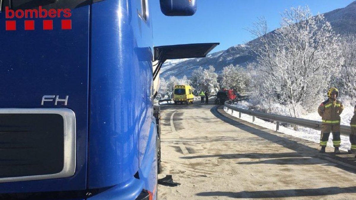 El aceite se esparció por la calzada, que se tuvo que cortar.