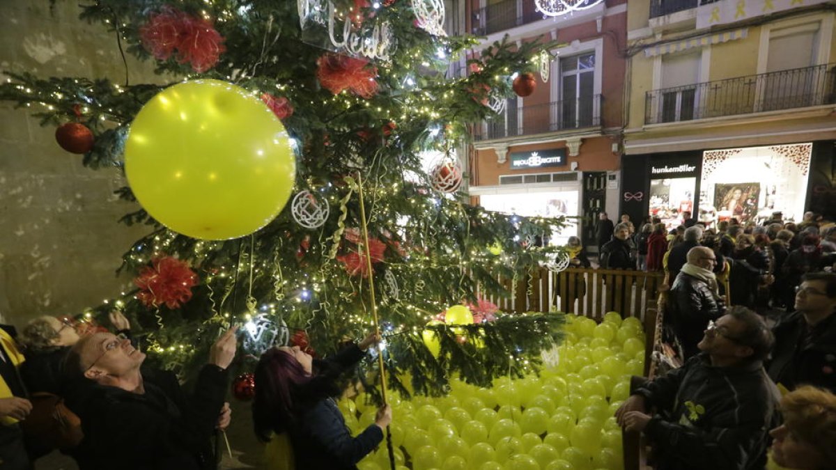 Els cantaires, ahir al costat d’Advocacia per la Democràcia, van tenyir de groc l’arbre de la Paeria.