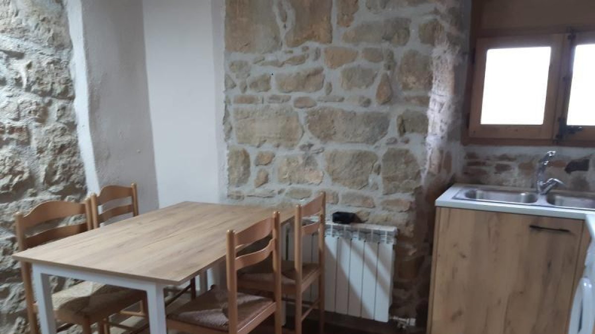 L’equipament té 38 places, cuina comunitària i habitacions amb banys.