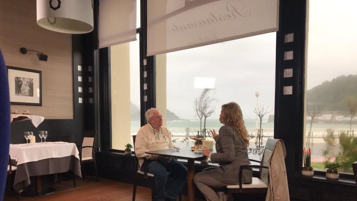 Juan Maria Arzak conversa con Mari Cruz Soriano frente a la playa de La Concha, en San Sebastián.