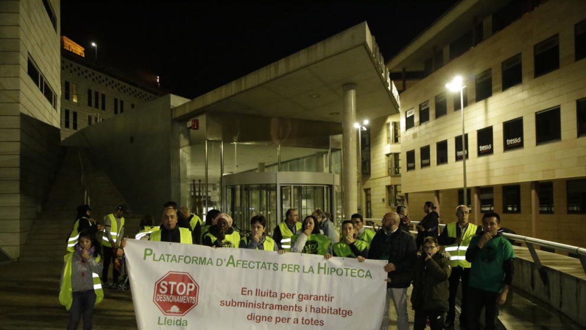 Concentración de la PAH de Lleida ante los juzgados de la capital del Segrià, ayer.