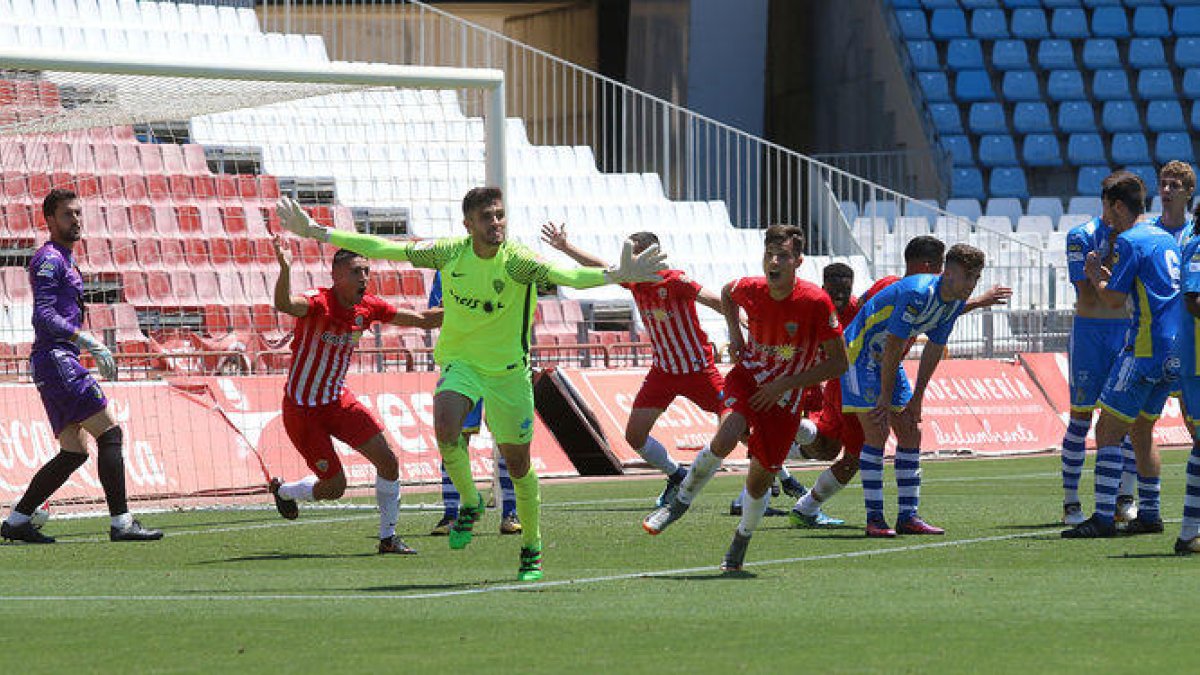 Un portero leridano da el pase al Almería B